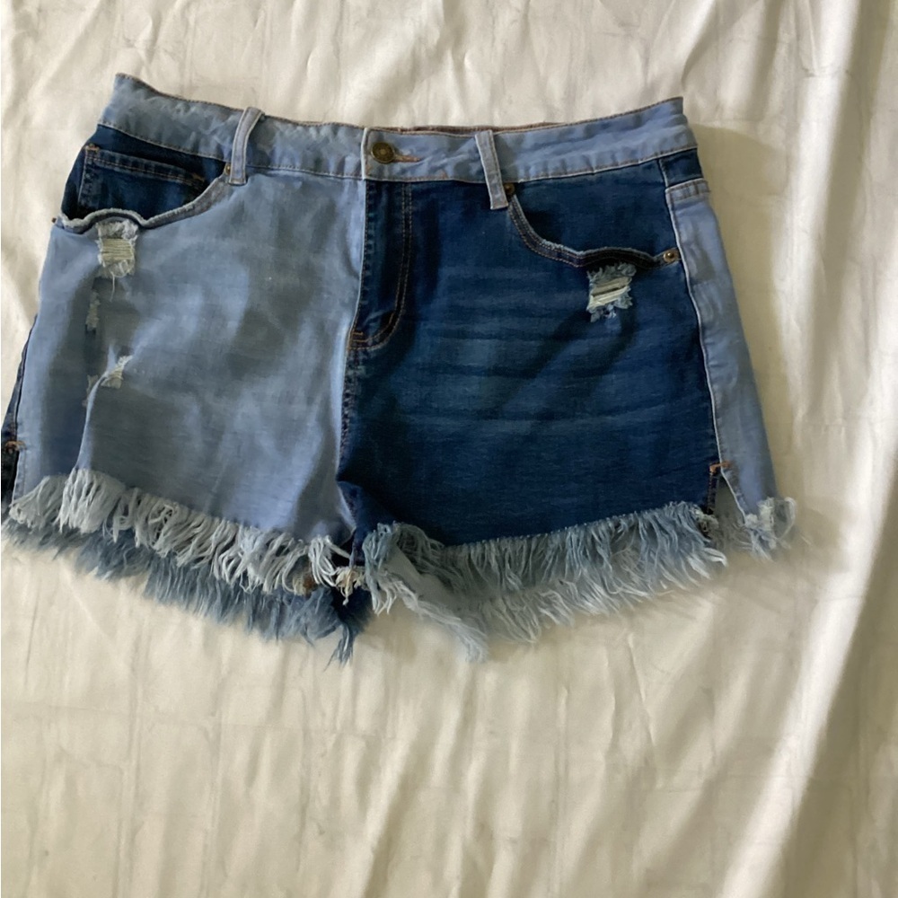 Trendy Frayed Hem Two-Tone Denim Shorts